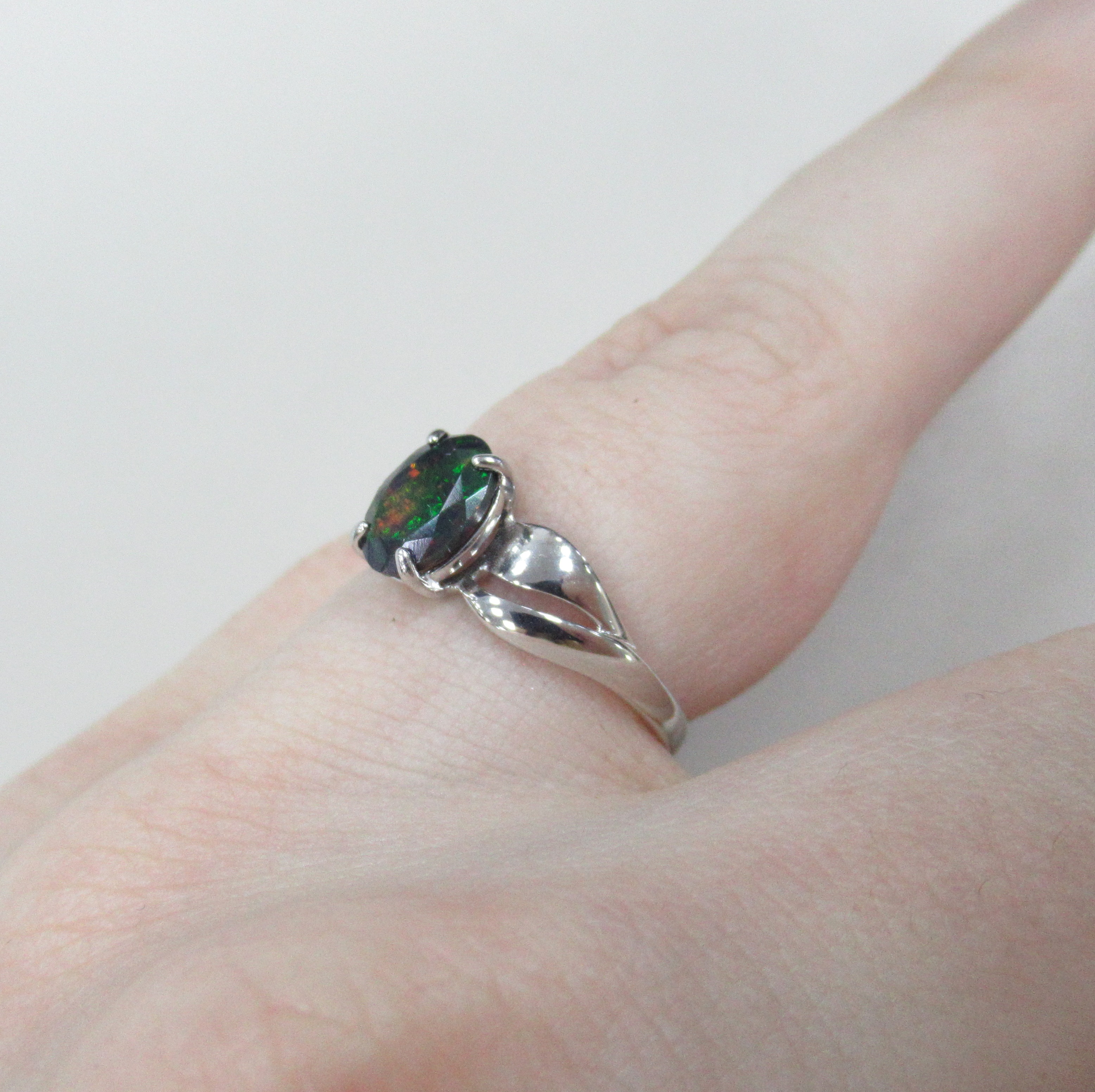 Серебряное кольцо с опалом Арлекин